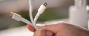 una mano con distintos cables