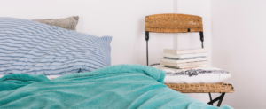 dormitorio con una silla de madera y libros