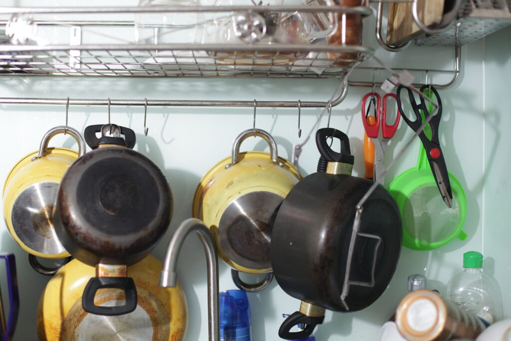 cocina llena de elementos que generan ruido visual
