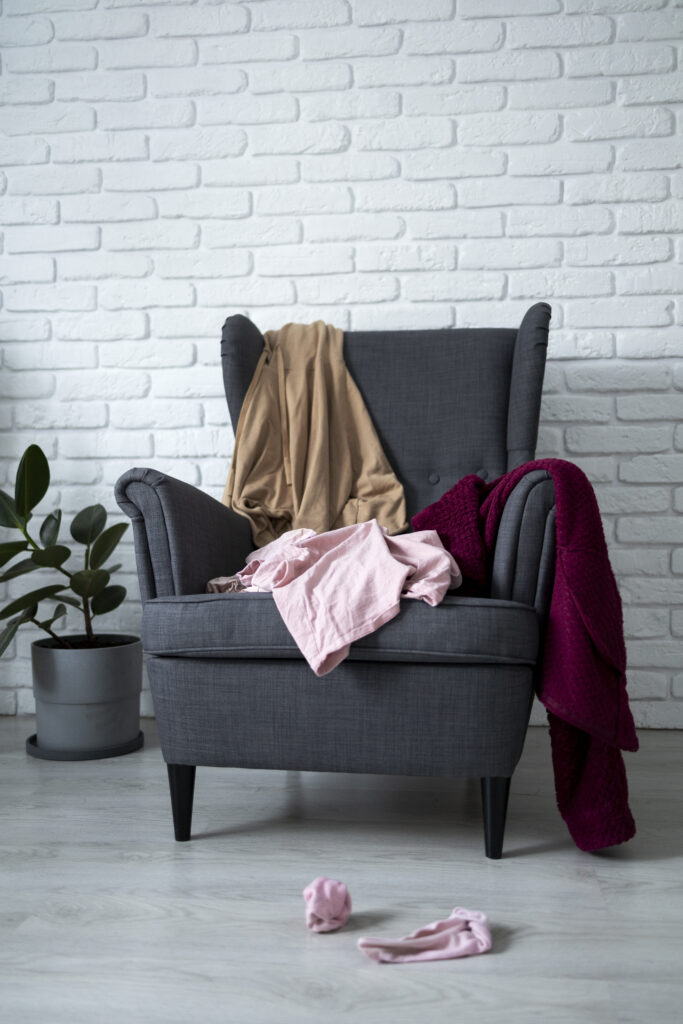 silla con ropa que genera ruido visual